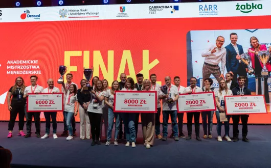 wręczenie nagród na scenie