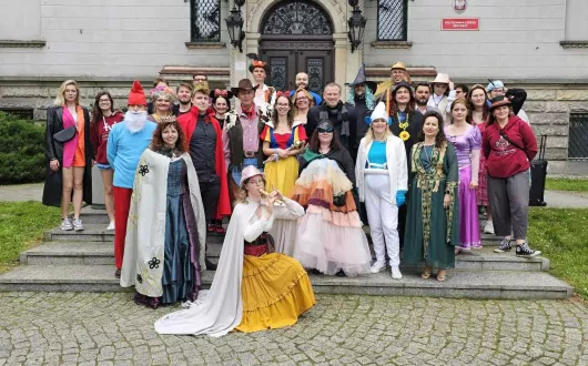 marsz juwenaliowy uczestnicy w przebraniach