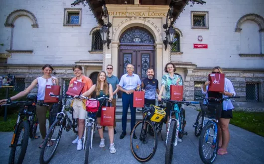 najaktywniejsi_na_pl_uczestnicy_akcji_rowerowej_z_prof._pawlem_strumillo_w_srodku_fot._marcin_szmidt