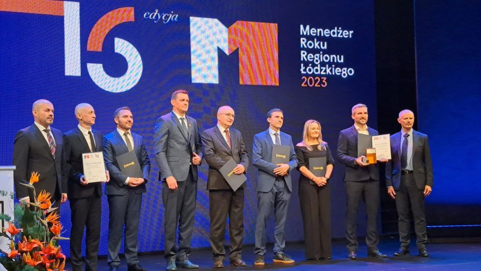 Gala Menedżer Roku Regionu Łódzkiego 2023, zdjęcie grupowe na scenie