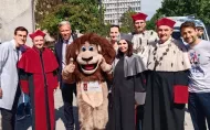 Pochód Rektorzy z maskotką