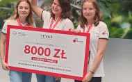 zwycięski zespół z nagrodą