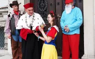marsz juwenaliowy uczestnicy w przebraniach z JM Rektorem PŁ