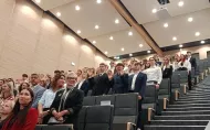 widok auli studenci i goście w odświętnych strojach