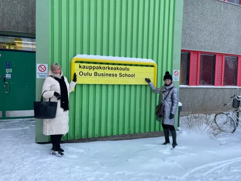 przed wejściem do Uniwesytetu w Oulu