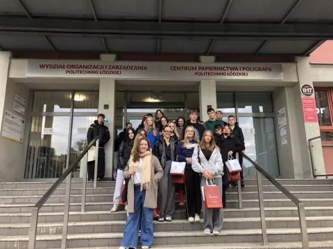 zdjęcie grupowe uczniów