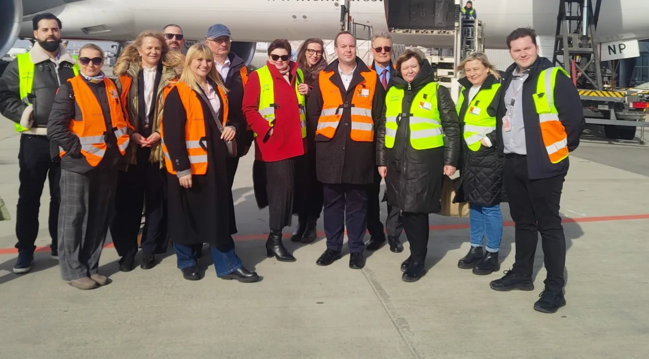 BCU wizyta studyjna na lotnisku, zdjęcie grupowe na tle samolotu